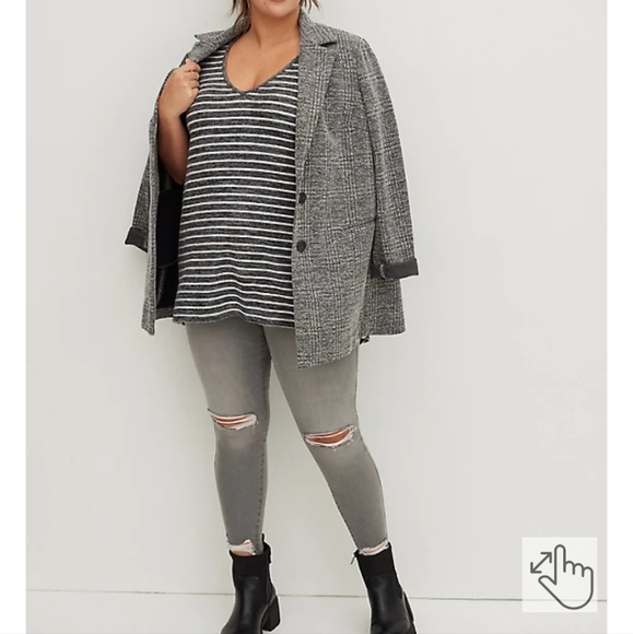 HI-LOW TUNIC - SUPER SOFT PLUSH STRIPE BLACK & WHITE - Picture 3 of 4